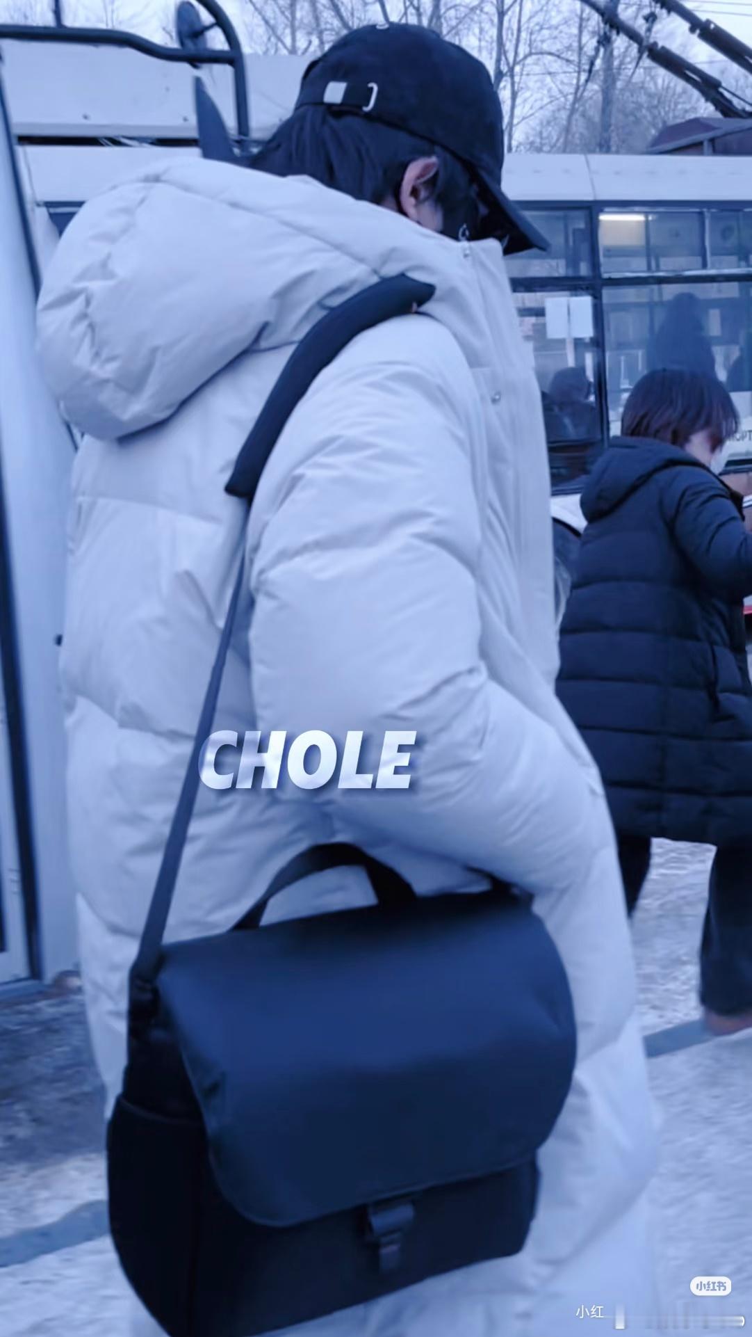 宋亚轩发高会报备啦！背着相机包穿好厚，好长一条人，好大一只包！ 