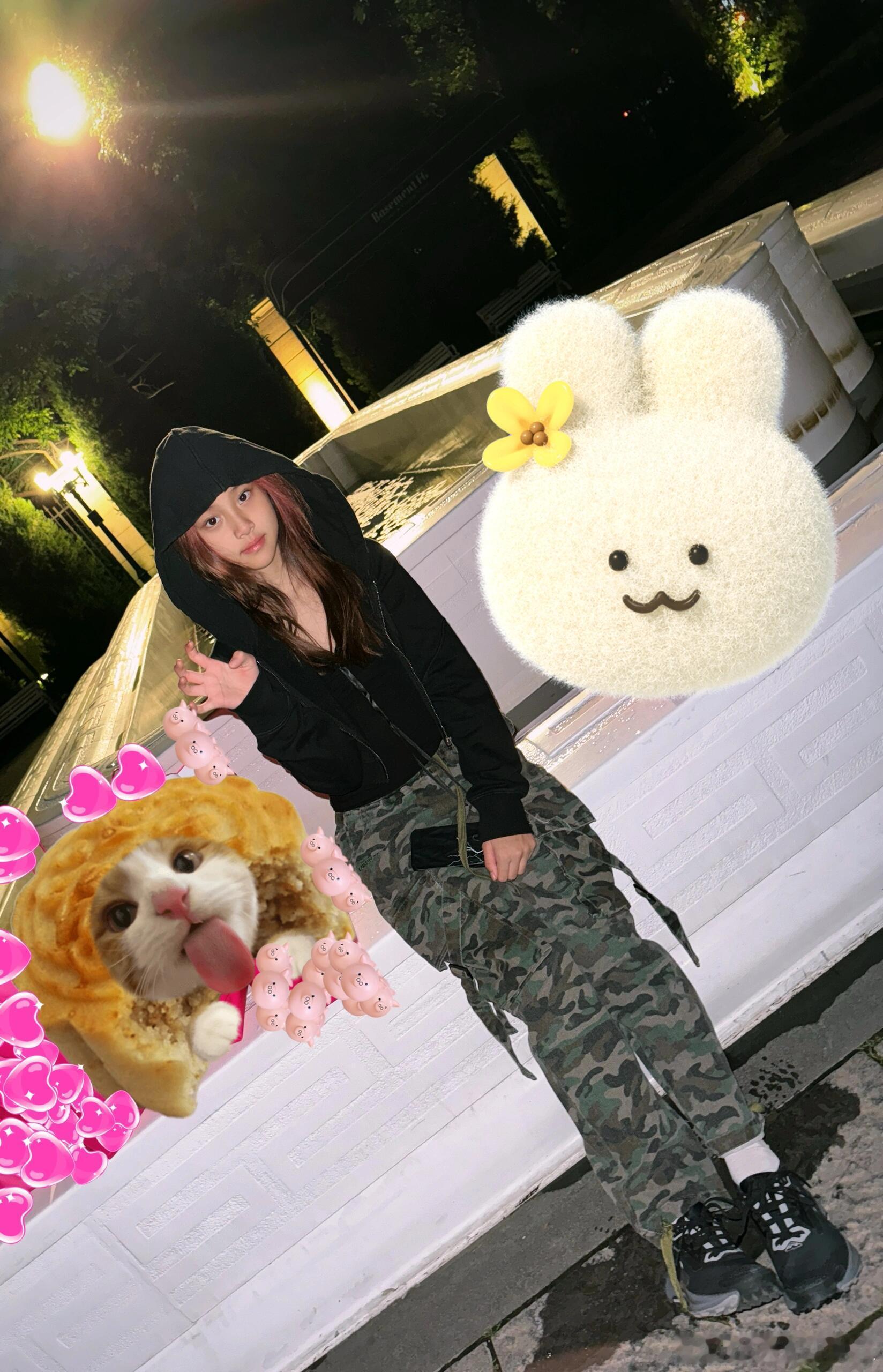 甜馨化妆了好漂亮，跟妈妈合照像姐妹。#甜馨化妆了##甜馨11岁近照# ​​​