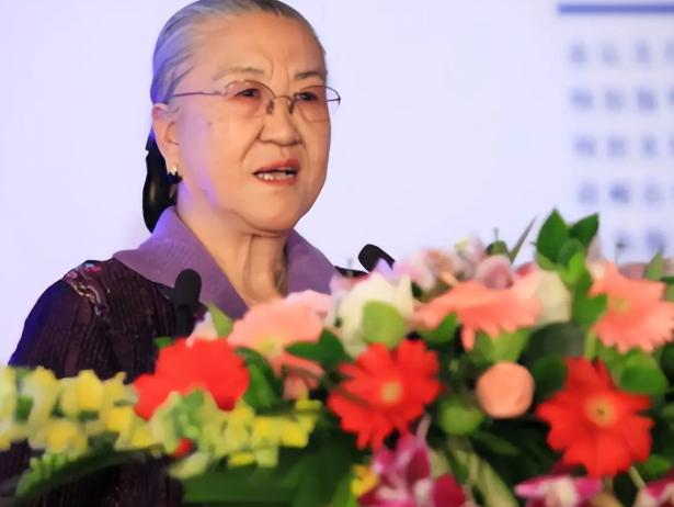 原国防部长耿飚的长女，一夜之间被查封了所有资产，她选择出走美国。在离开时她发誓：