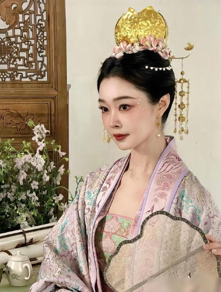 如果我是宋轶，下台第一件事就是把这套妆造团队关进小黑屋，逼他们签下终身合同。这种