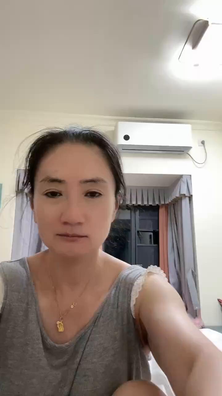 做完手术回来了，你说这速度多快？昨天手术要说不遭罪咋不遭罪？就感觉回来药这么多，