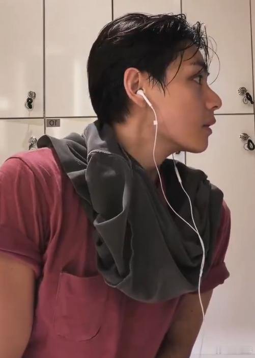 金泰亨这个侧颜 金泰亨这个侧颜一直都很帅气啊，感觉他的五官就像雕刻出来的一样，简