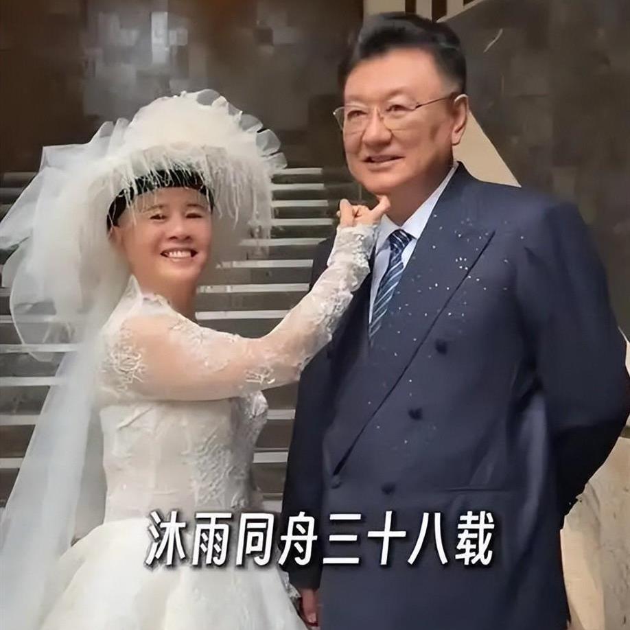 60岁就不能向往婚纱浪漫吗？
金龟子刘纯燕
趁着生日和结婚38周年，补上了年轻时