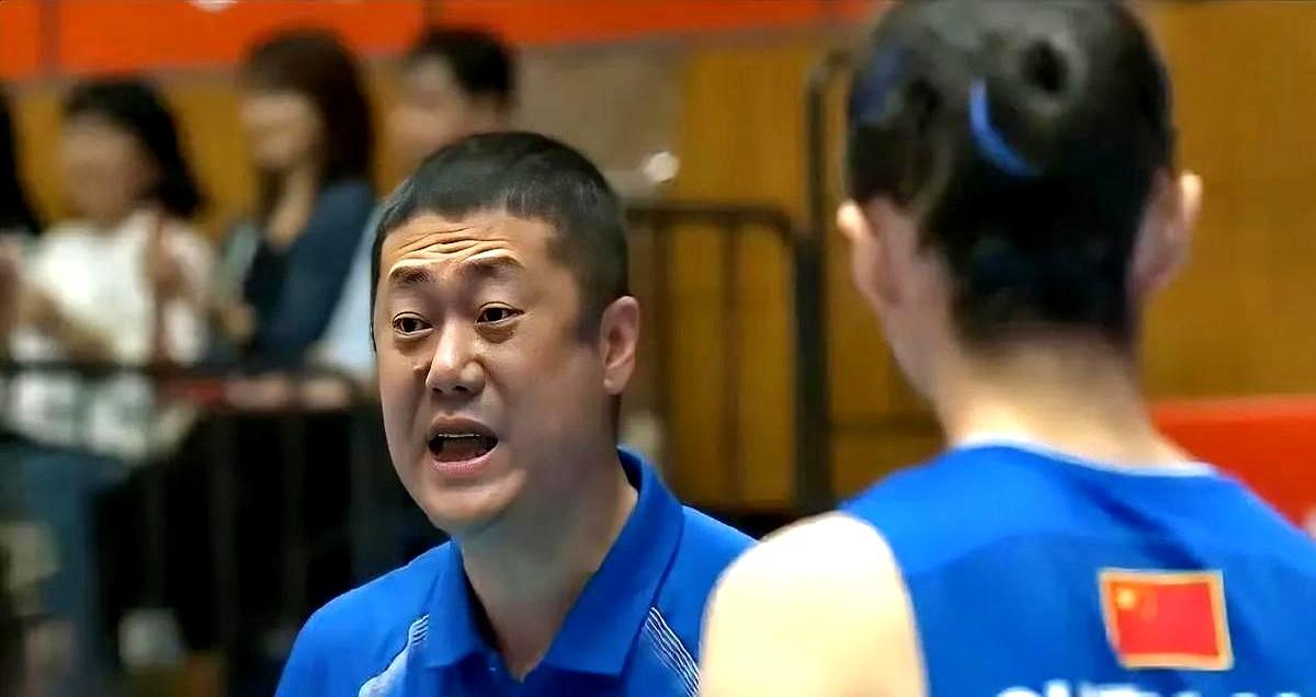 第二局刚过中段，三次扣下去全被守回，还送出发球失误……赵勇没再等，郭中楠一上场，