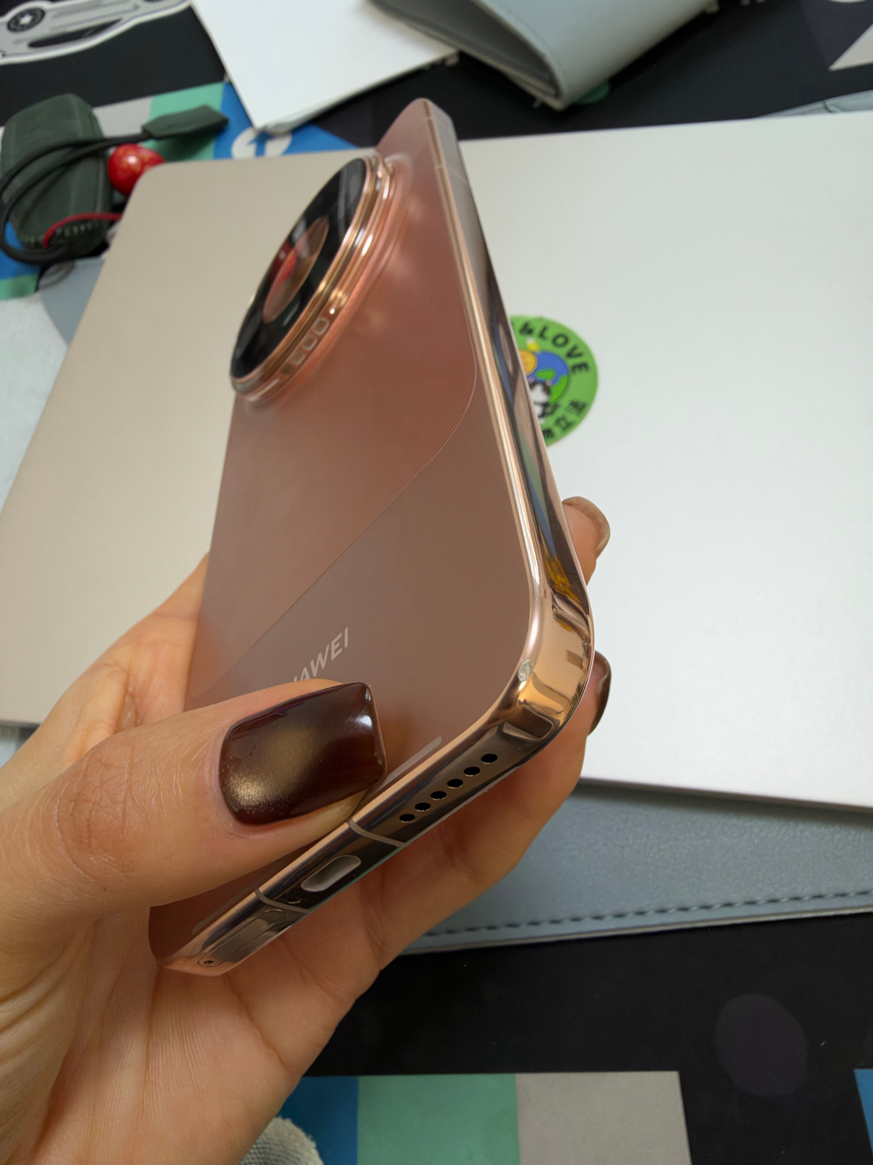 华为mate90 pao max也被我磕了裸机一时爽 摔机火葬场啊 ​​​