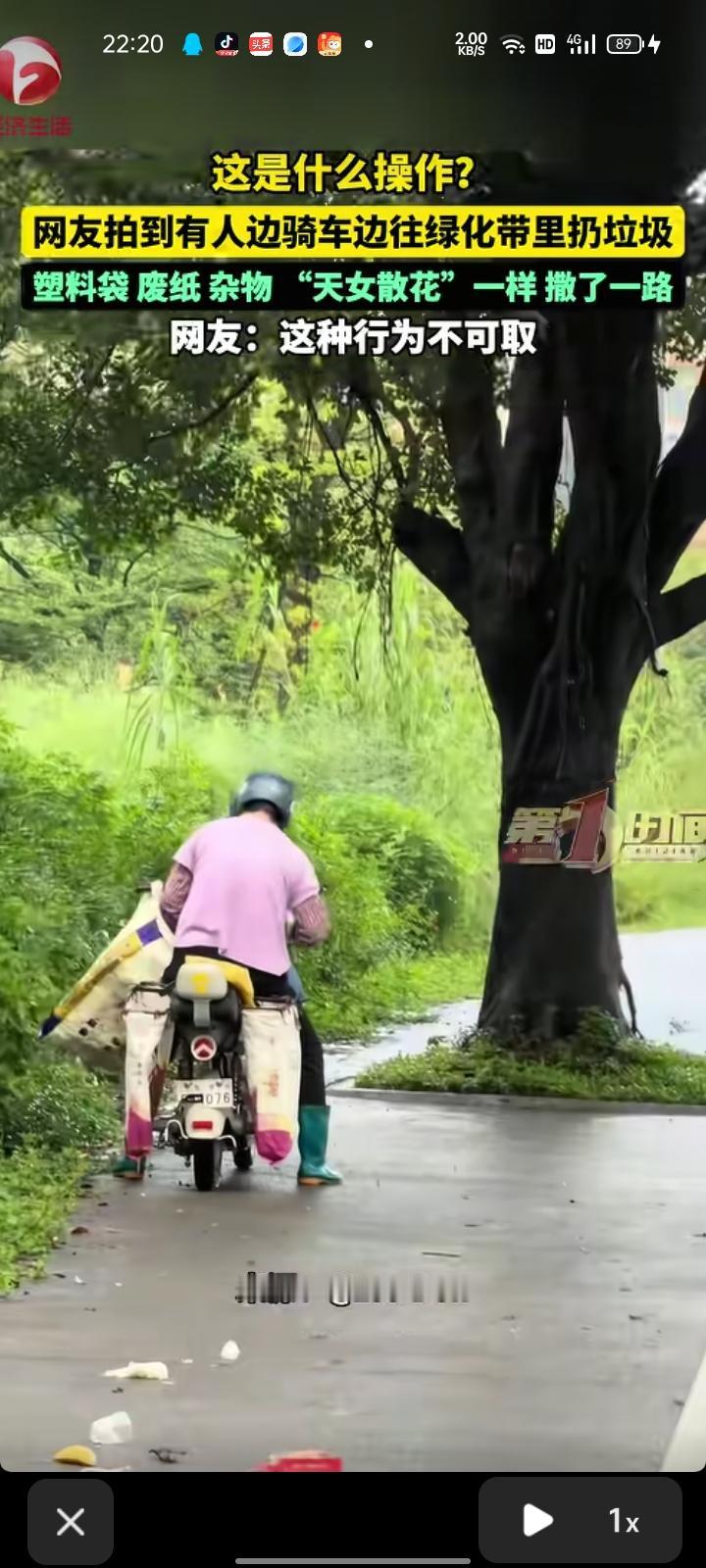 7月9日，广东东莞。网友晒视频称，粉衣男子穿着胶鞋，戴着头盔，电动车上挂着三个大