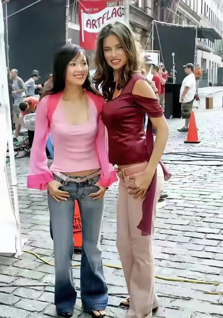 异国他乡好新奇，那时在街头，外国姑娘认出了章子怡…