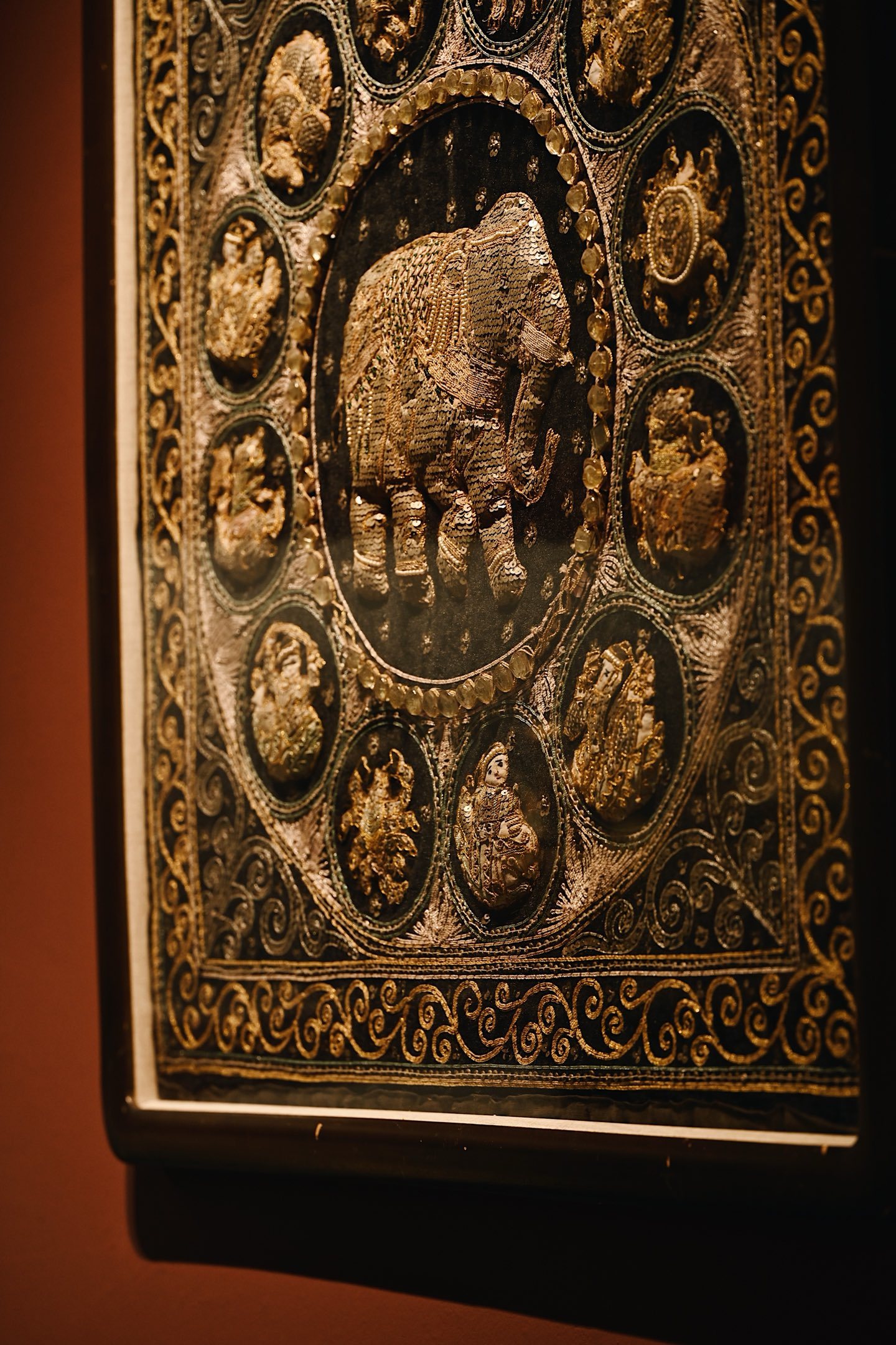 缅甸/泰国高浮雕金线珠绣 | 万象更新” 挂屏此件挂屏采用缅甸/泰国传统金线绣工