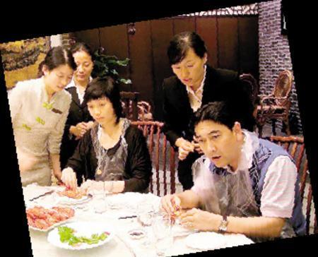 2007年，水均益的妻子意外瘫痪，他毫不犹豫选择和妻子离婚，女儿哭着恳求：爸爸，