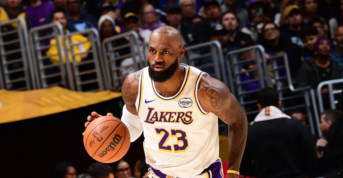 詹姆斯：我是个全面的球员 总会尽己所能帮助球队北京时间1月5日，湖人最多落后16