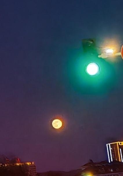 都说有蓝月亮，我拍到两个月亮！
        月亮刚刚升起，正好在红绿灯路口，