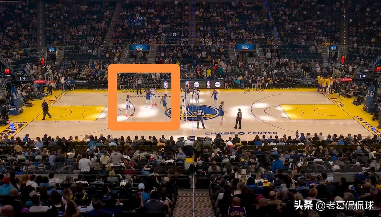 勇士老将追梦格林真是太懂人情世故了！在今天勇士主场迎战湖人的比赛中，在跳球之前，