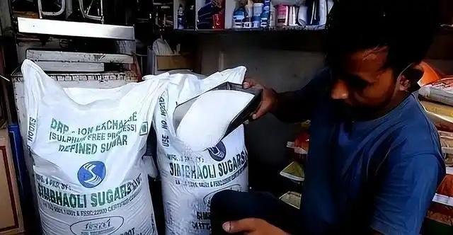 三哥的脑回路向来清奇。国内化肥缺口已经火烧眉毛，明明心里急着要从中国采购，偏要端