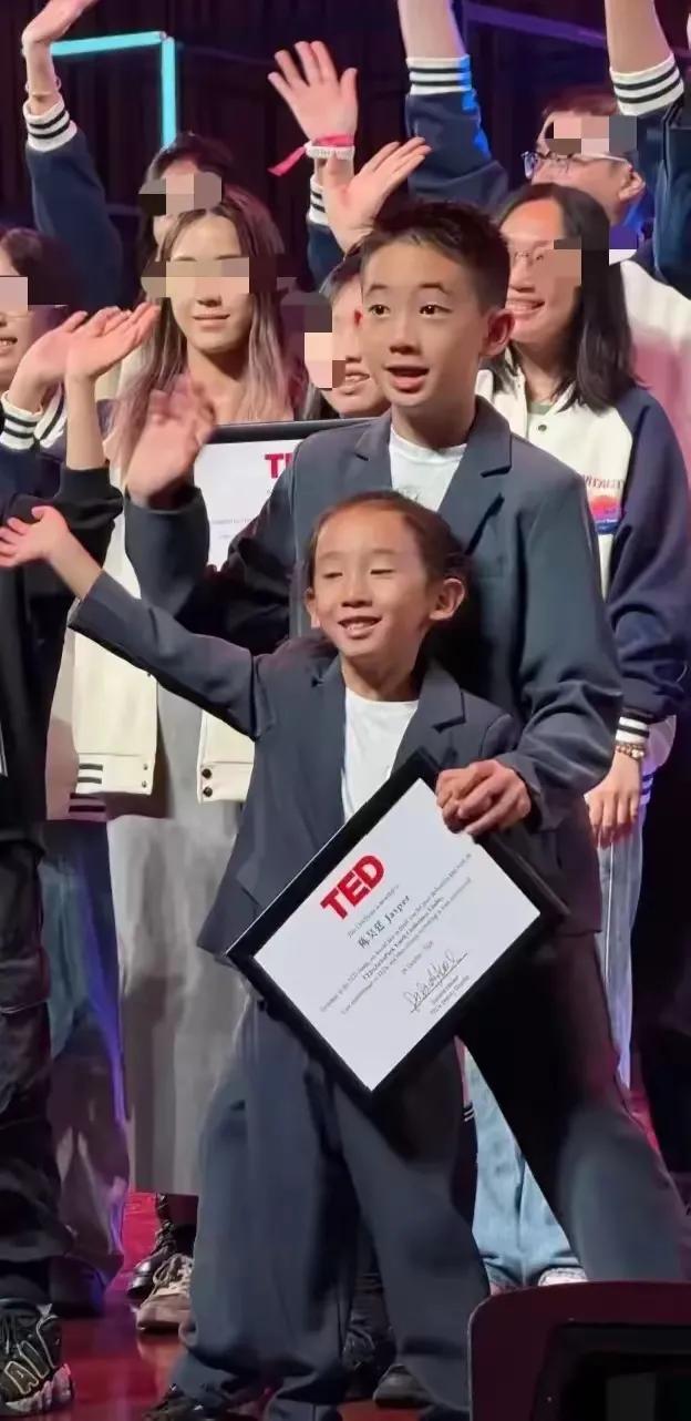 陈小春的儿子太像陈小春了，长大能不能演他的父亲陈小春。