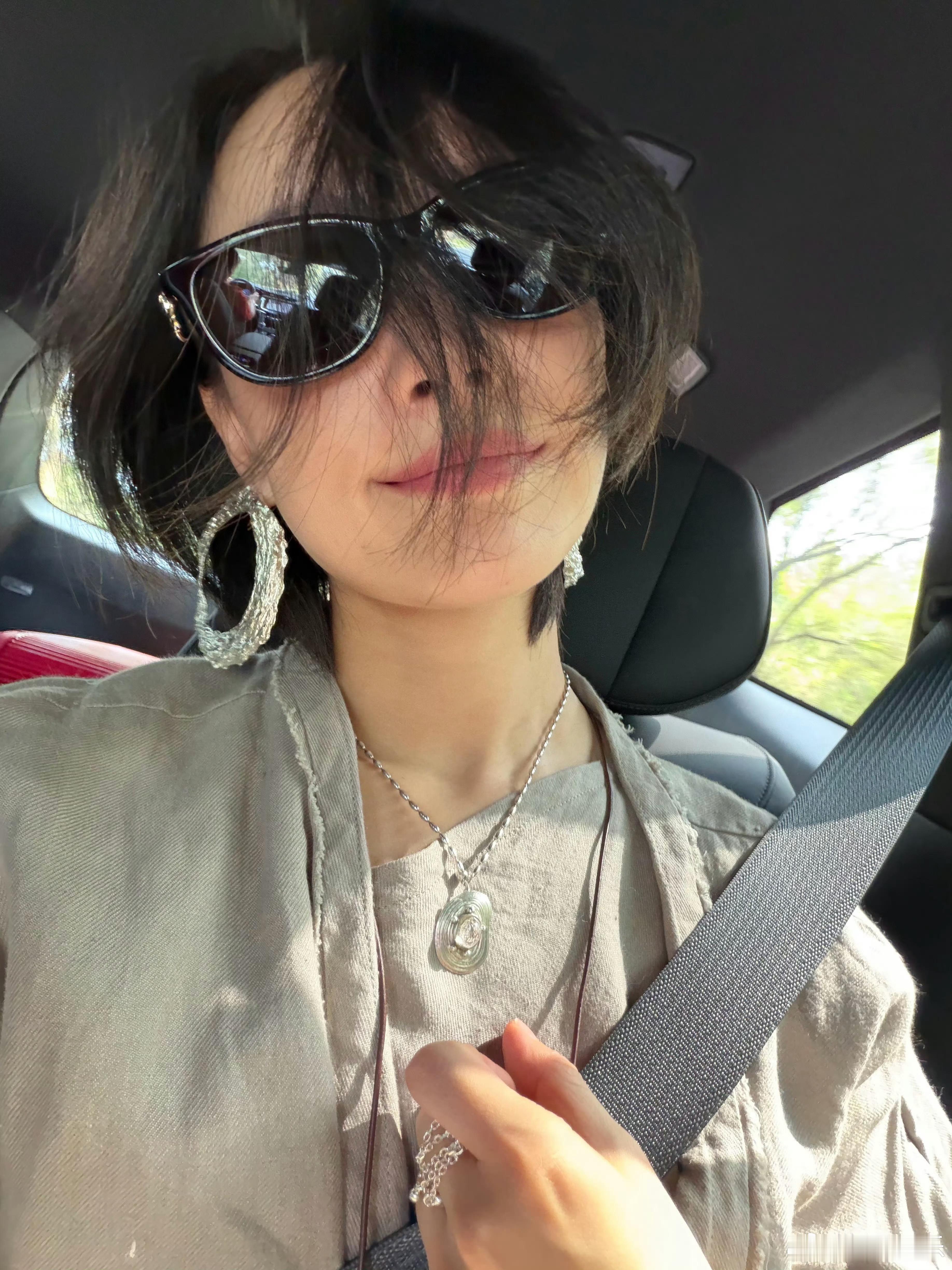 倪妮身上没有展示位了倪妮练车穿搭依旧细节满满，一身全是看点，难怪大家都说倪妮身上
