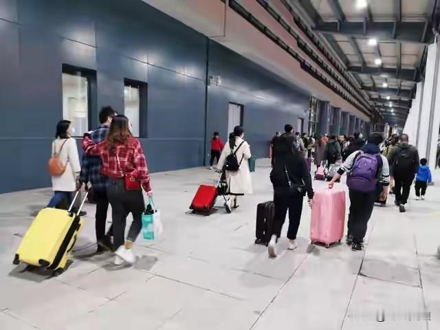 农民工的天塌了！农业农村部召开会议，防止规模性返乡滞乡，现在是城里找不到工作，回