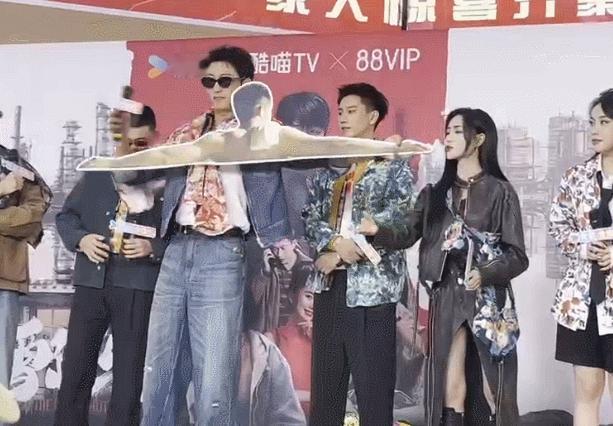 #黄景瑜臂展193##雪迷宫# 蛙趣！！这…真的可以有人能长这么长的手臂嘛[吃惊