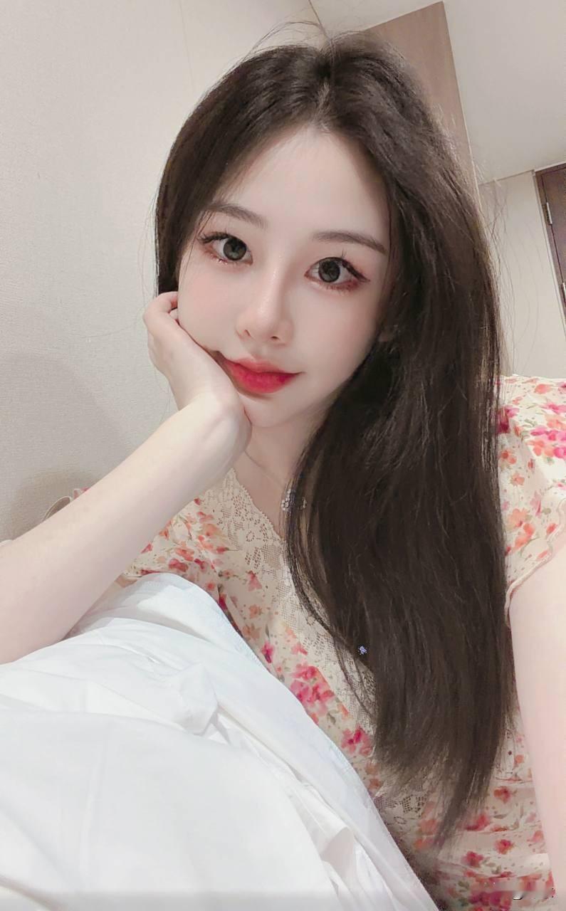 从白衣清纯到黑裙优雅：30岁女人的魅力，远比你想象中更迷人。