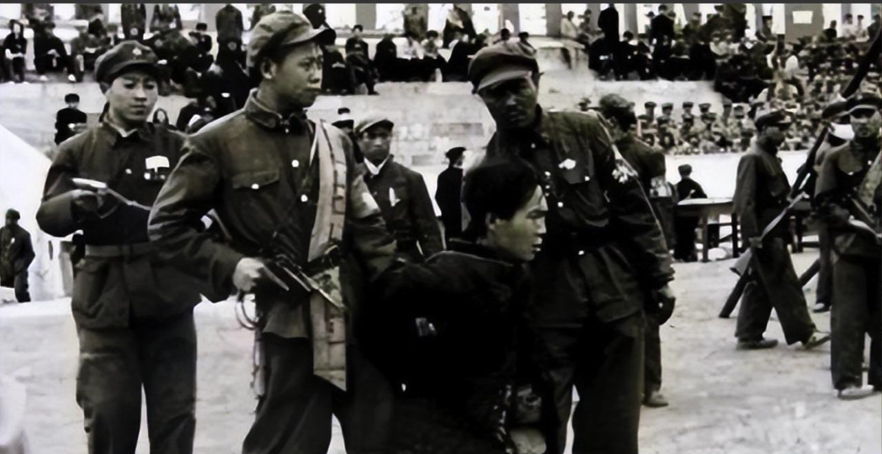 1951年5月，兰州监狱，外役犯李跃臣攥拳举报：亚洲电影院检票员，竟是杀害陈潭秋