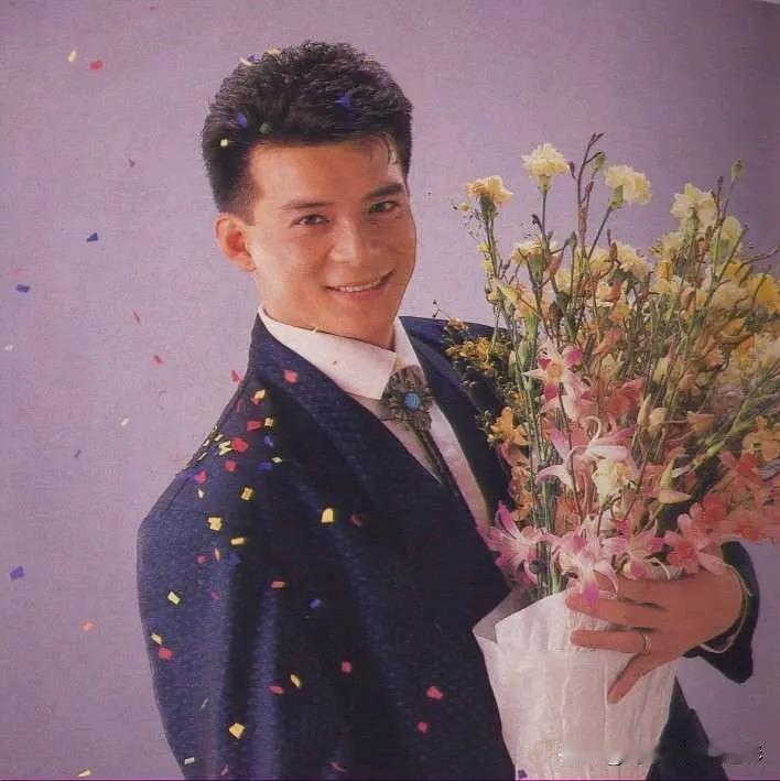 你能想象吗？当年在电视剧里演大侠、硬汉的他，抱着花笑起来居然这么有魅力！

平时