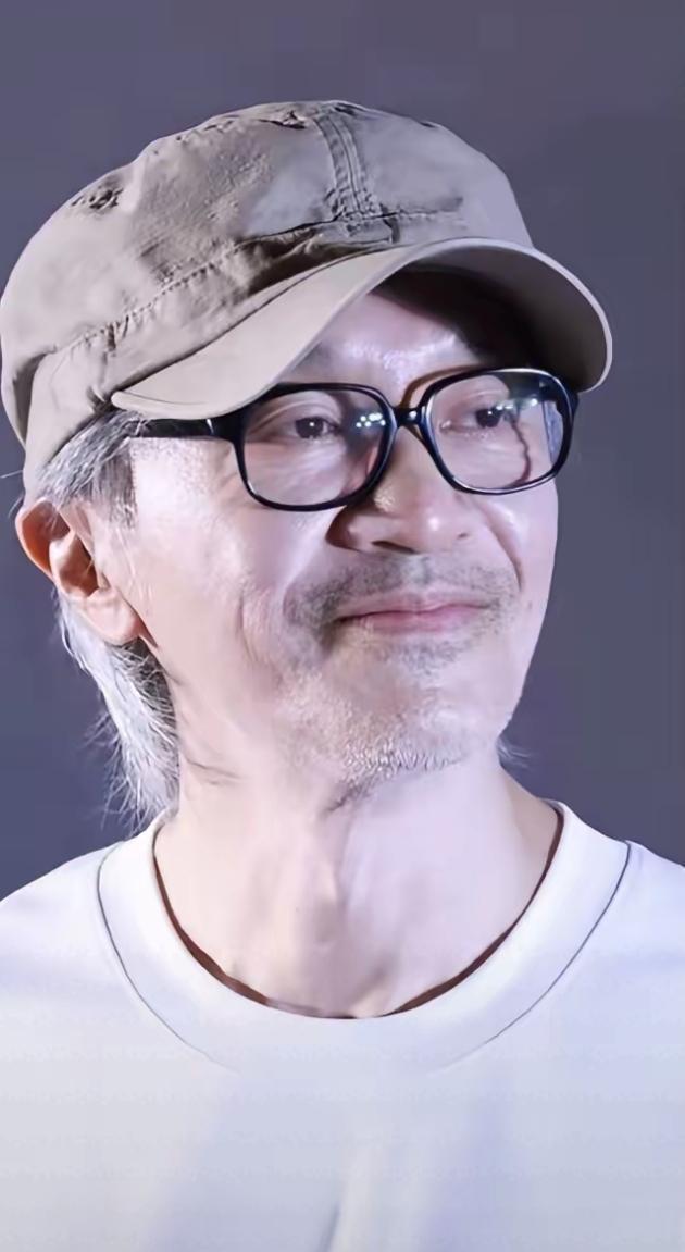 星爷虽然老了，但是他的眼里依然有光。

那种光里面，有希望、有慈祥，更有许多读不