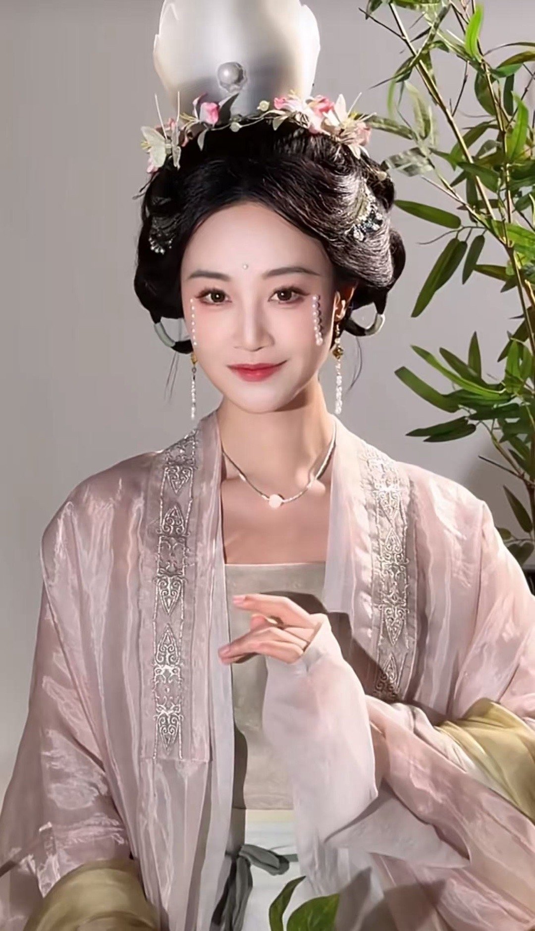 蓝盈莹宋式泪妆 珍珠妆在脸上不显繁复，反而衬得眉眼更有故事感。蓝盈莹这一身，既有