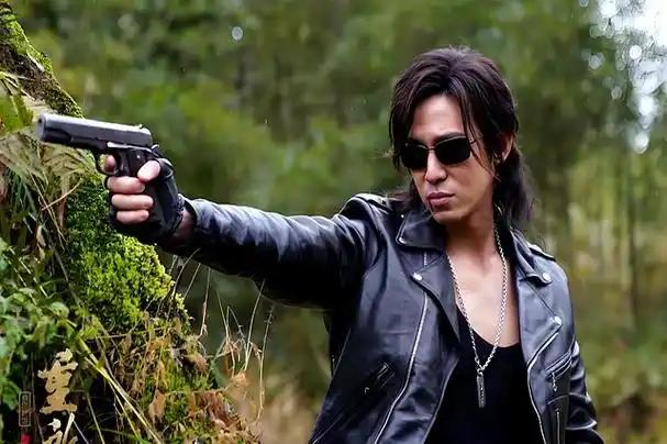 娱乐圈背景硬的明星不少，富二代、星二代、官二代的一抓一大把，但硬到父亲是竹联帮帮