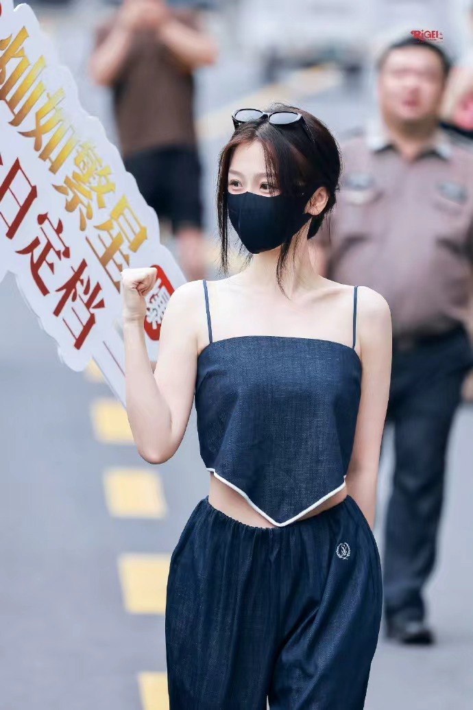 虞书欣好爱自己的角色 虞书欣好爱自己的角色，虞书欣上班路上也在剧宣，虞书欣就这样