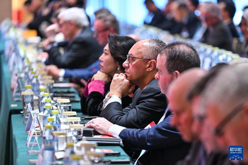 中国发展高层论坛2026年年会在京开幕，北京钓鱼台国宾馆的会场里，全球商界精英济