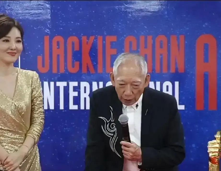 0.5秒滞空，骨头7次断响
 
李连杰那一下出手，袁和平盯着监视器连说三遍“成了