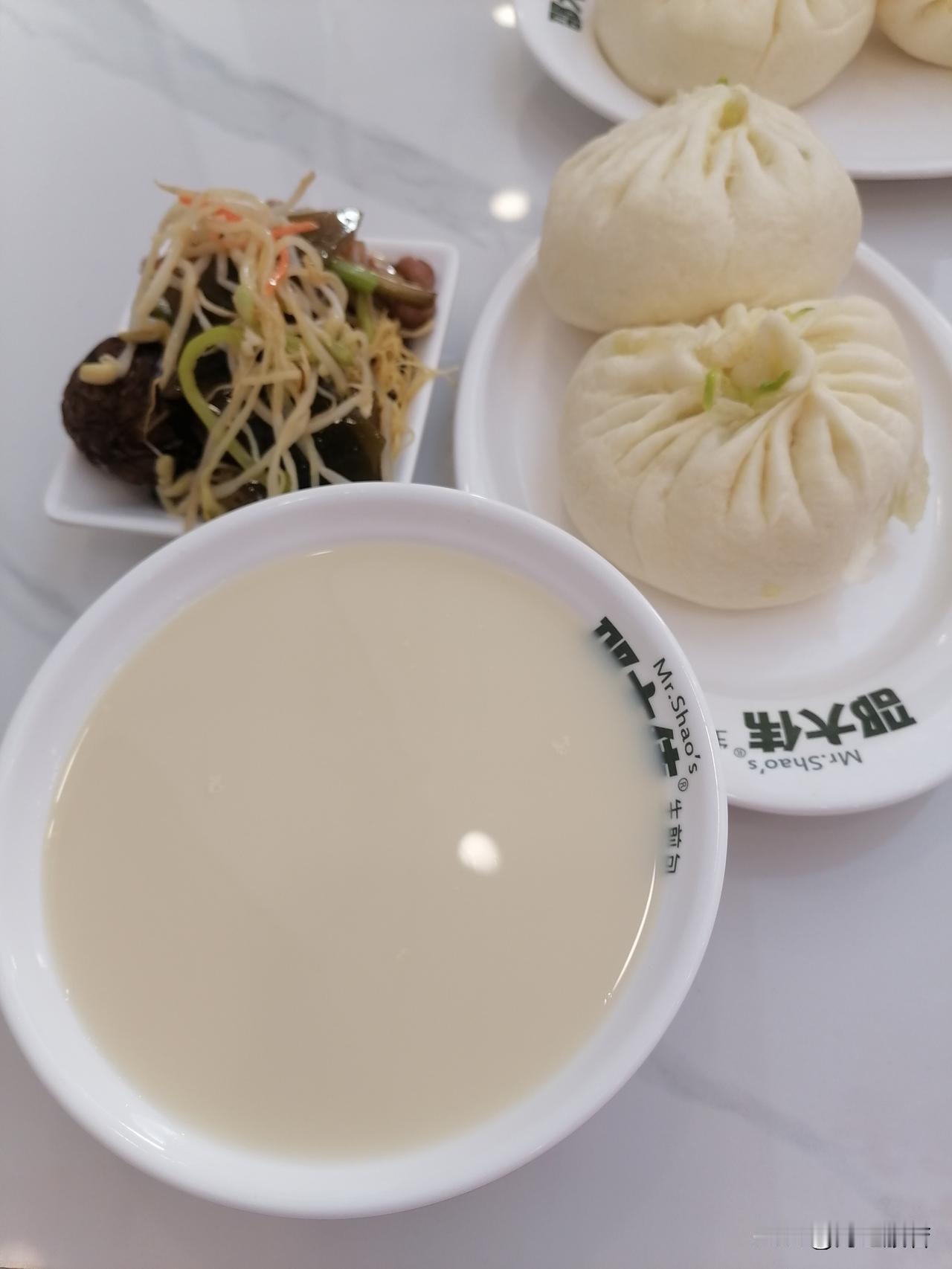 东北的天气才是真的立秋了，和老爸出门吃早点，一路上，吹着凉风，一点闷热的感觉都没