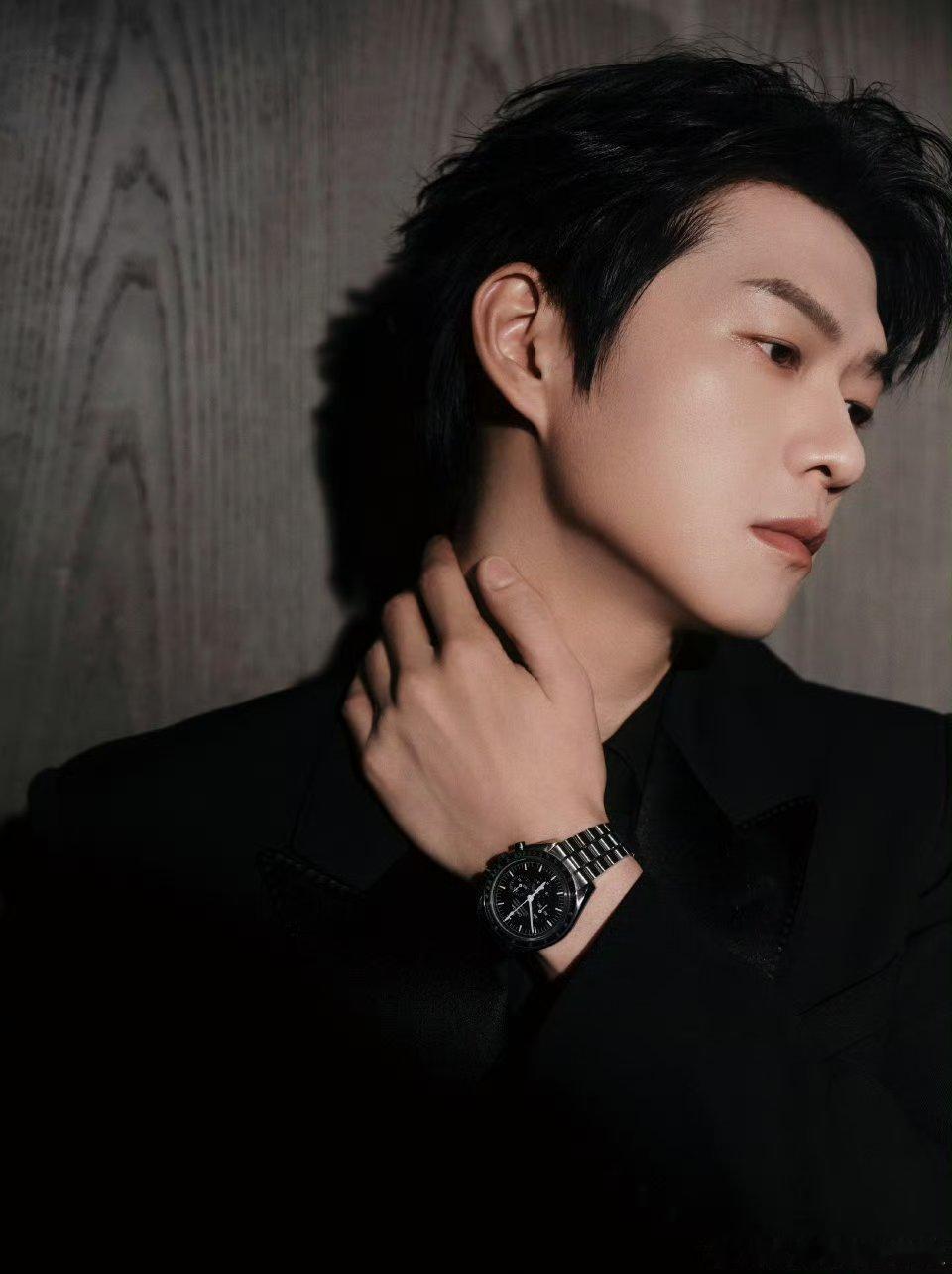 魏大勋今天在中国电影大数据荣誉之夜内场路透，这个表这个西装 孟宴臣来了[期待][