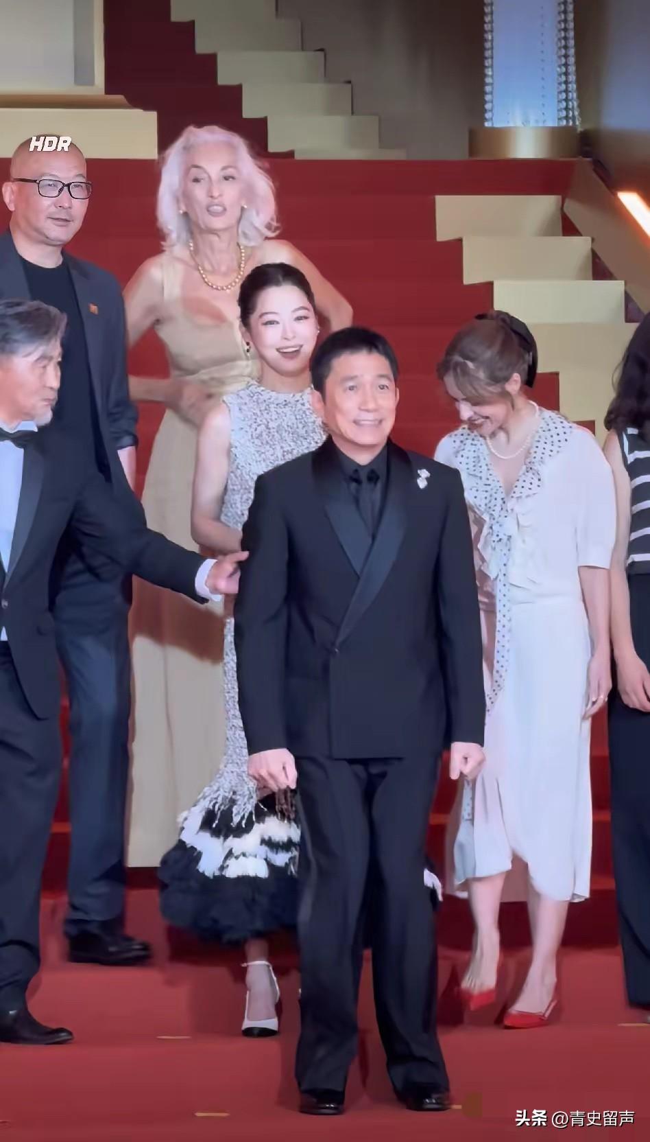 梁朝伟，太尴尬了！
6月13日，上海国际电影节红毯上，梁朝伟把局促演绎到了极致，
