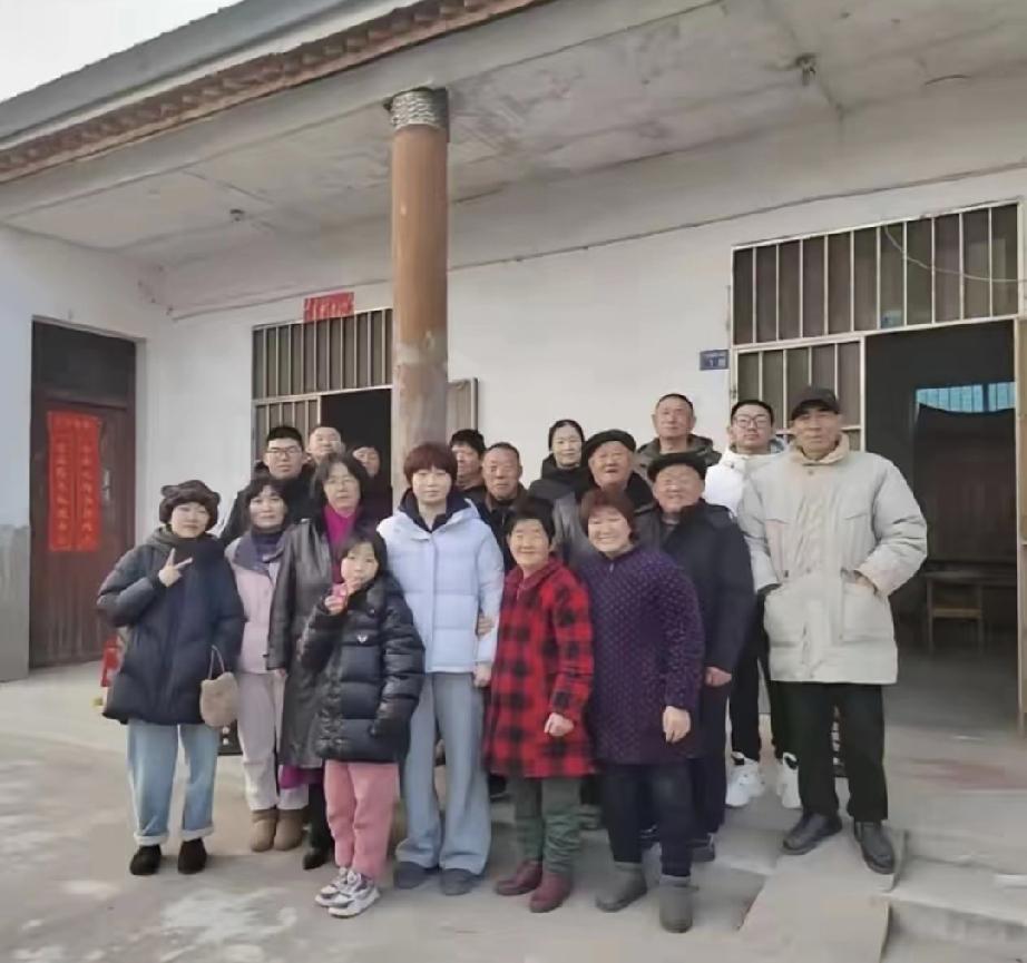 我劝你别再盯着蒯曼有多少代言了。
看懂她的全家福站位，你就懂什么是真正的荣耀蒯曼