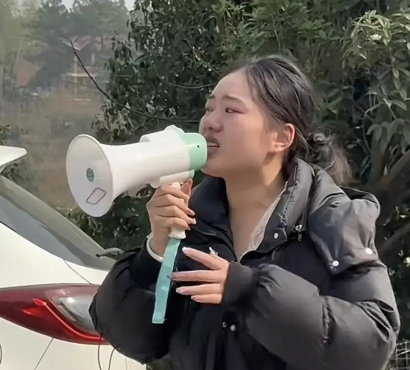 灿灿子直播里直接喊话刷嘉年华才给刨猪宴名额，网友炸了。
她原打算18号摆大席，结