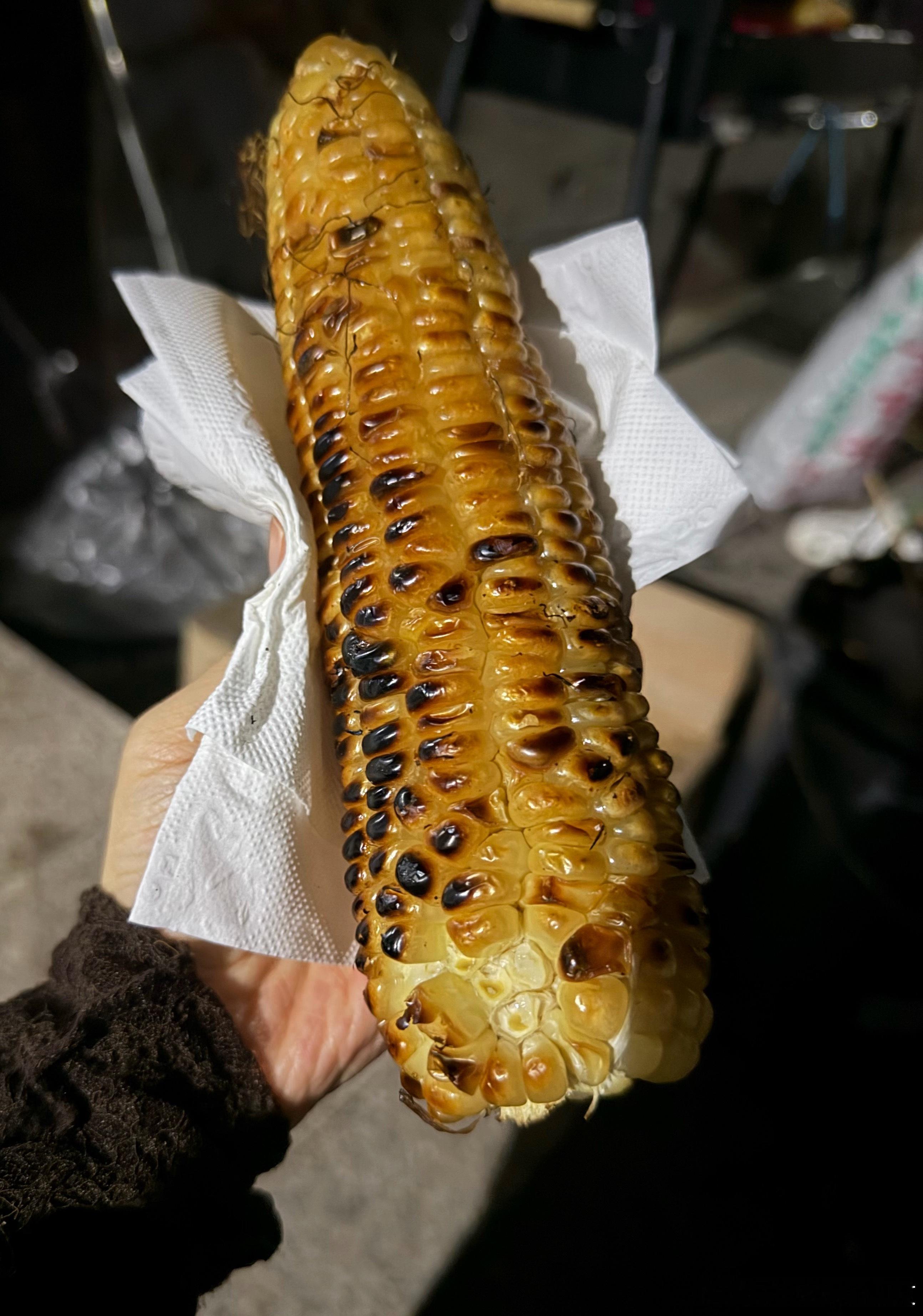 烤肉是次要的，烤棒子才是最夯的 