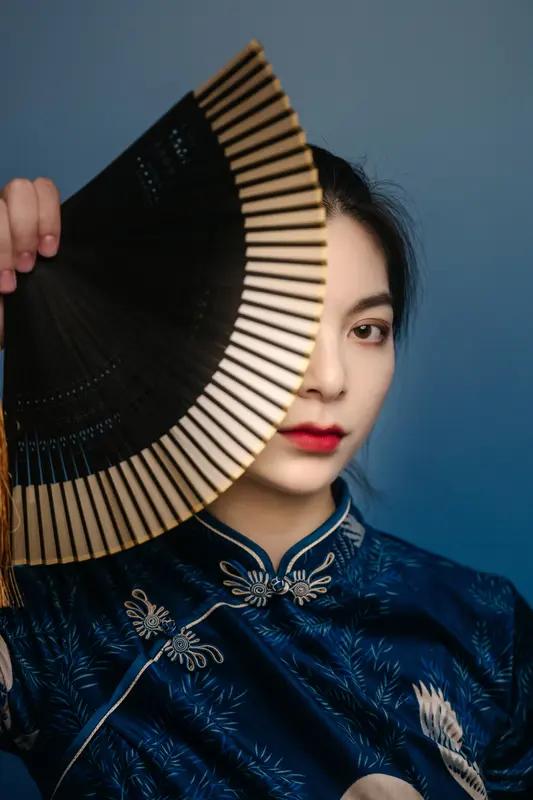 什么是幸福？很多人以为极大满足物质欲望就是幸福，有楼住、有车开、卡里有钱，可真拥