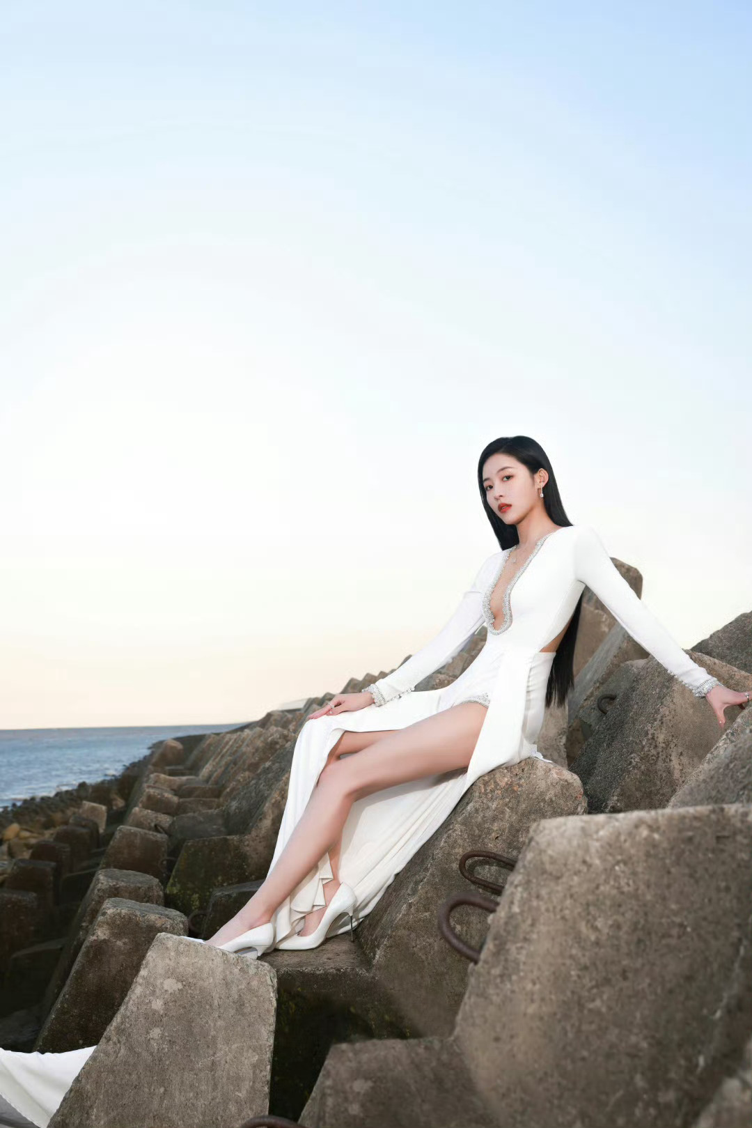 孙芮，这一组白裙美腿穿搭，个性魅力满满。孙芮