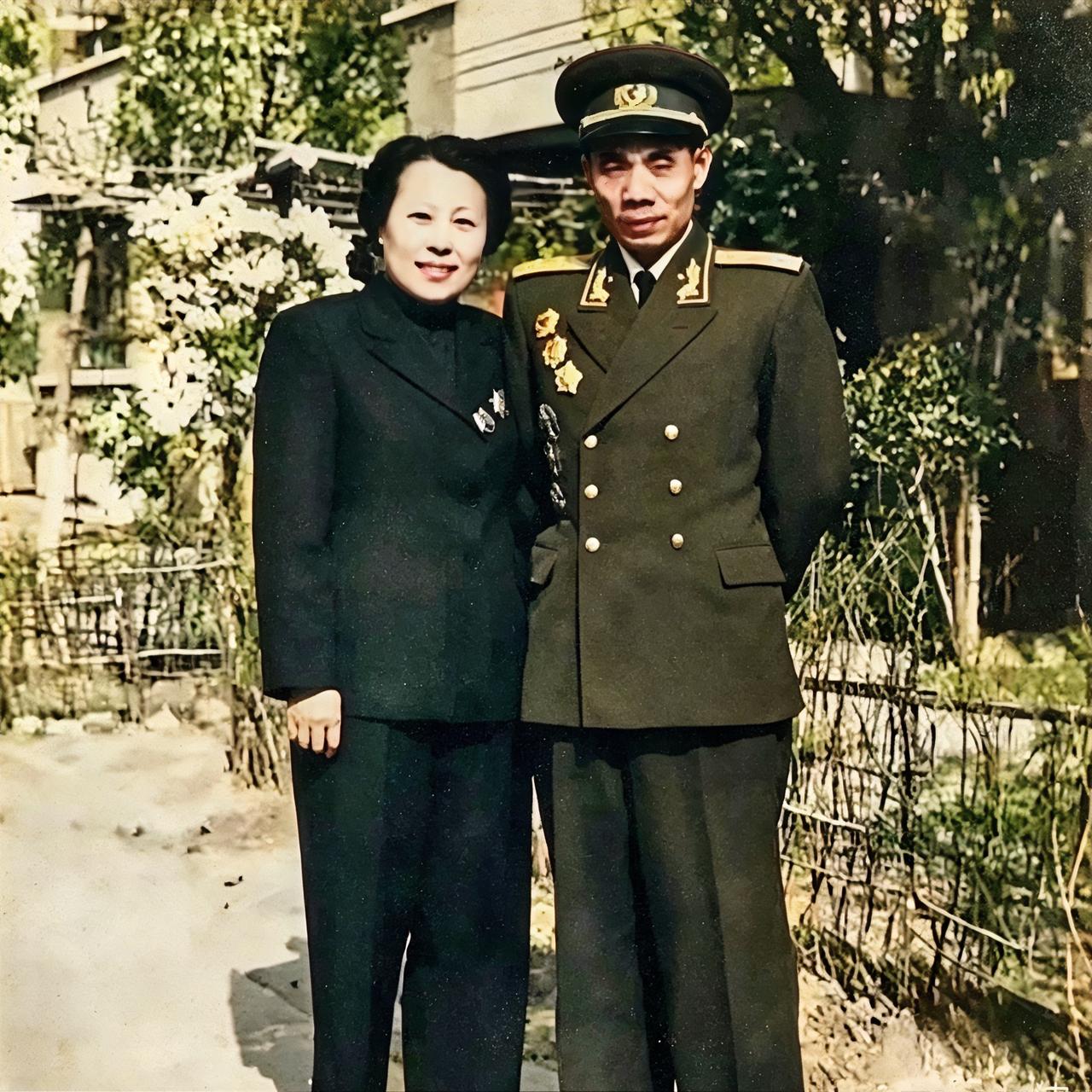 吴信泉夫人有多美？这是1955年留影，她31岁，端庄大气，气质非凡