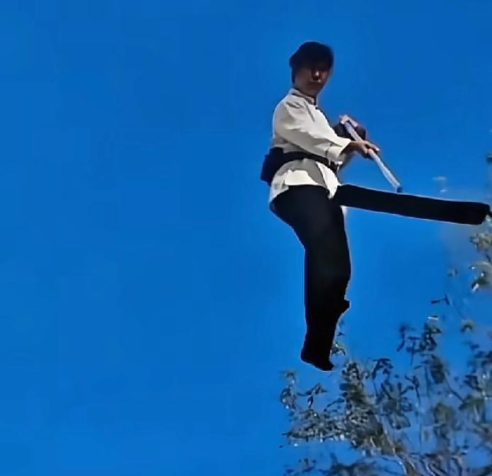 这不是表演
最近有人在深圳看到了一位保洁阿姨在空中悬浮
这一幕引来了很多人的围观