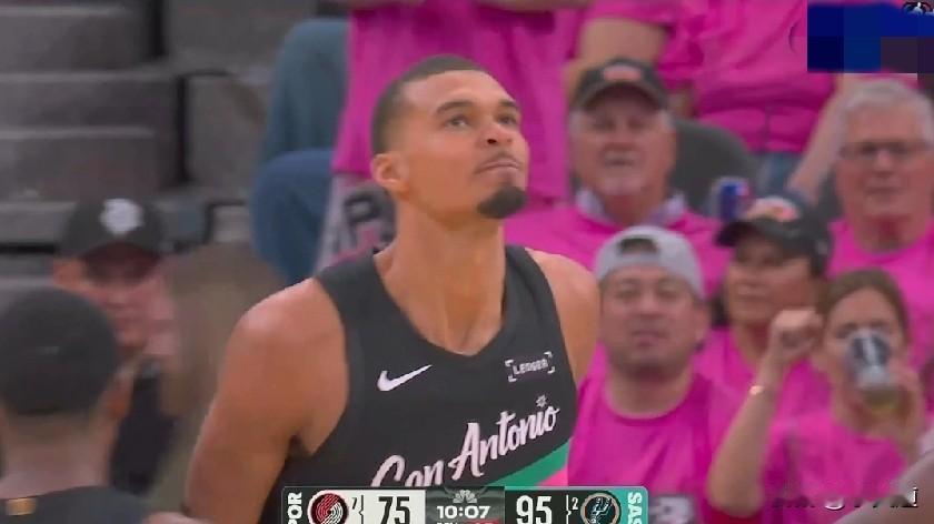 不合常理！NBA季后赛G1，马刺轻取开拓者，文班亚马35分+5板+2帽+3误，三