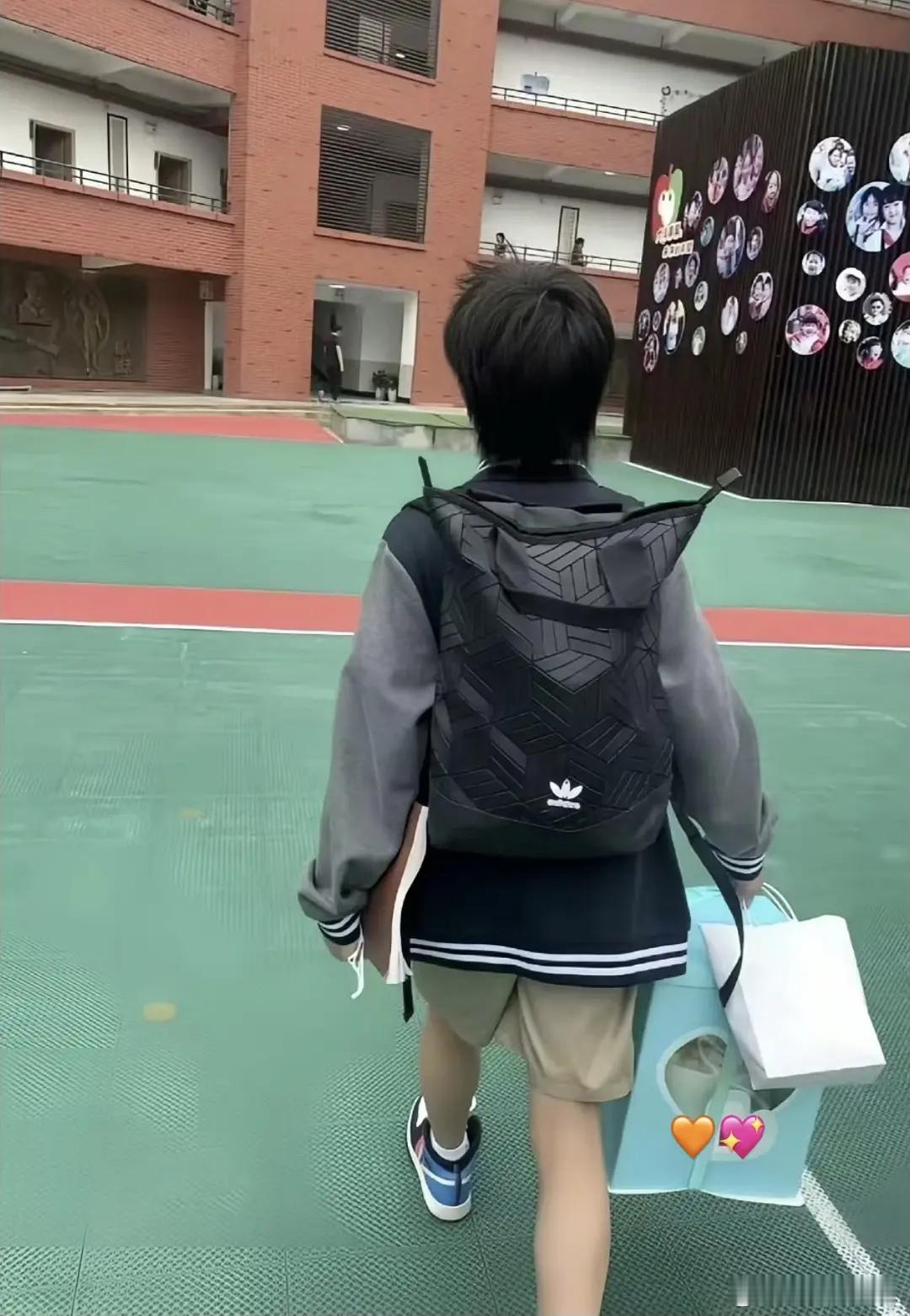 诶 原来这张合照是优秀学生穆祉丞带蛋糕回小学看老师的时候拍的，他可真乖啊。。乖小