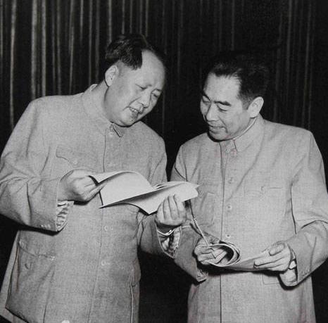 1955年本可评元帅，周恩来主动辞衔，背后原因让人肃然起敬。
 
1955年2月