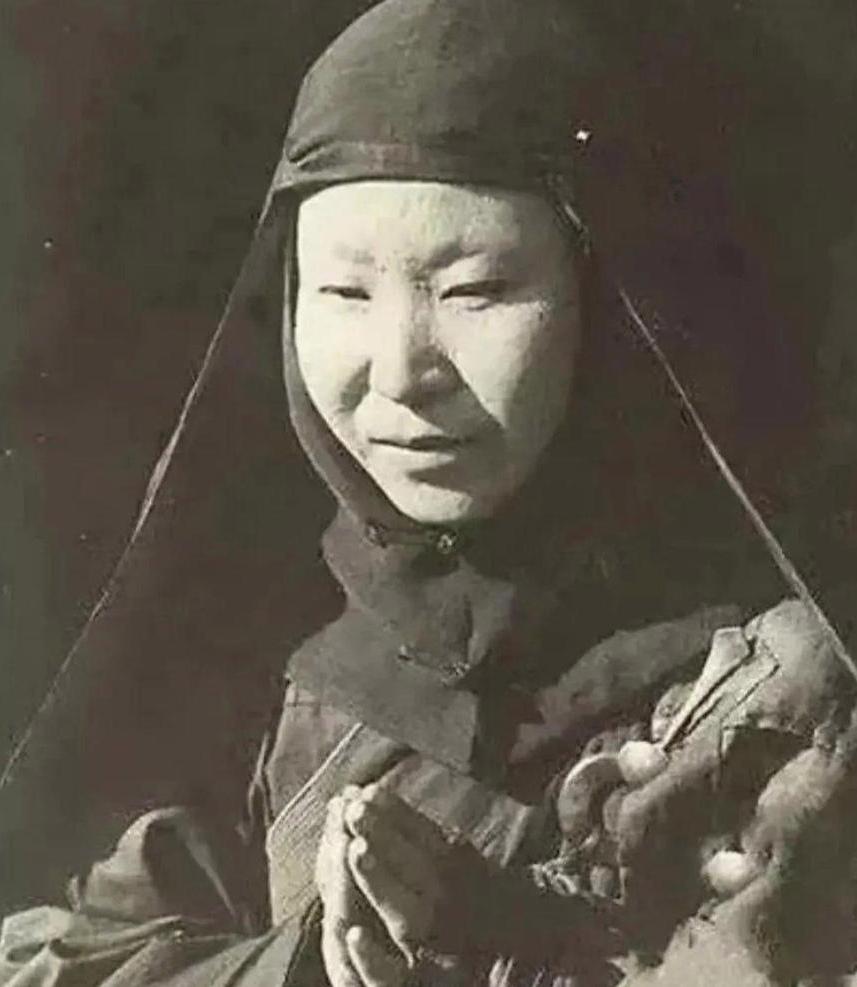 千秋碧血继炎黄！ 这张照片拍摄于1942年，缅甸仰光女华侨叶秋莲削发为...