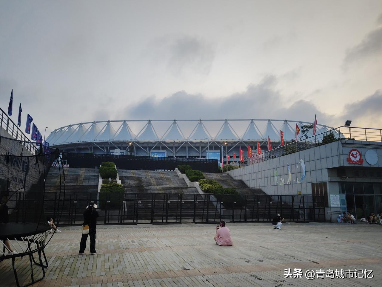 吃过晚饭下楼遛弯，路过国信体育场，发现人山人海，原来是TOP登陆少年演唱会。演唱