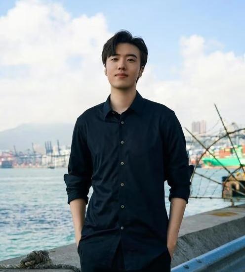 终于知道张哲华为什么不结婚了？
不是没人馋他身子，
而是他今年才32岁，就已经明