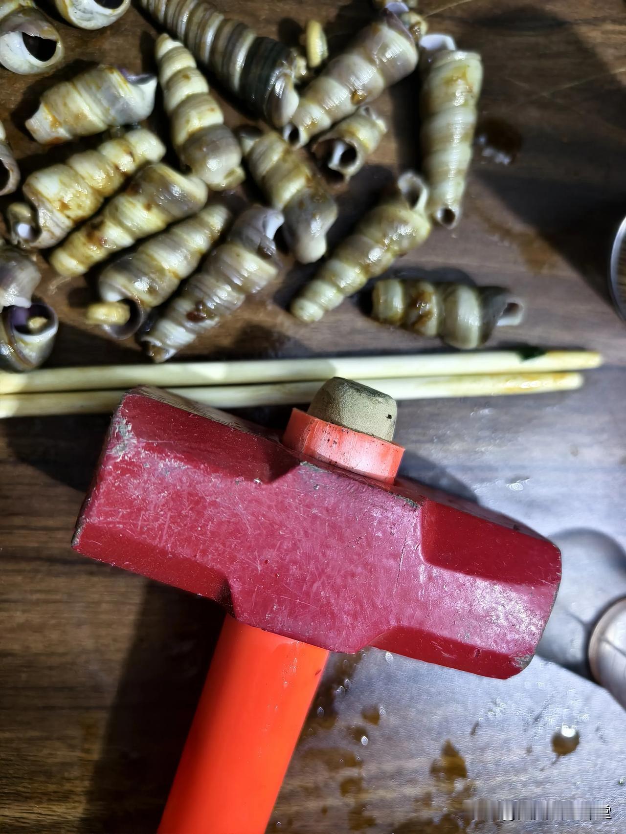 这个螺蛳怎么吃啊？吸不出来，我三个才能吸出一个！
我直接上小锤子，会吃的人说一下