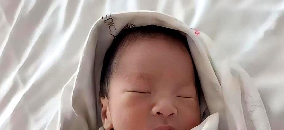 75岁汪大爷抱着刚生的大胖孙！眉眼和汪小菲是一个模子刻出来的！
 
你看2026