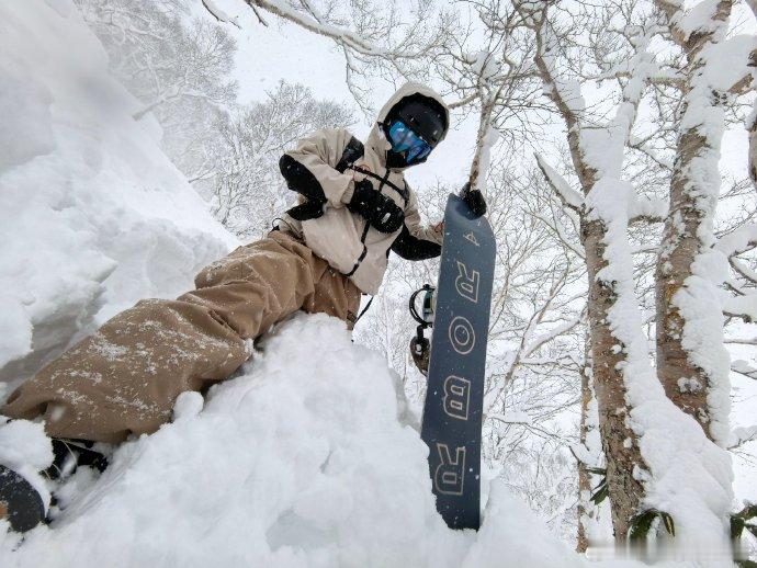 谢霆锋带Lucas滑雪  谢霆锋晒与Lucas滑雪照，父子俩身穿雪服都好酷！ 
