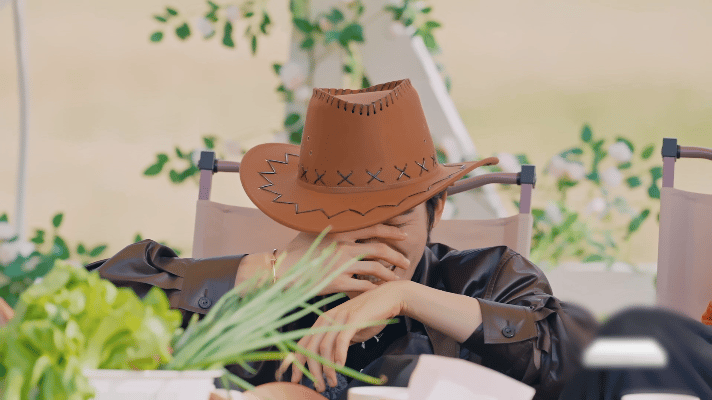 王星越一屁股摔碎bking滤镜 从高冷男神到掉凳喜剧人只需要一秒钟！王星越这一屁